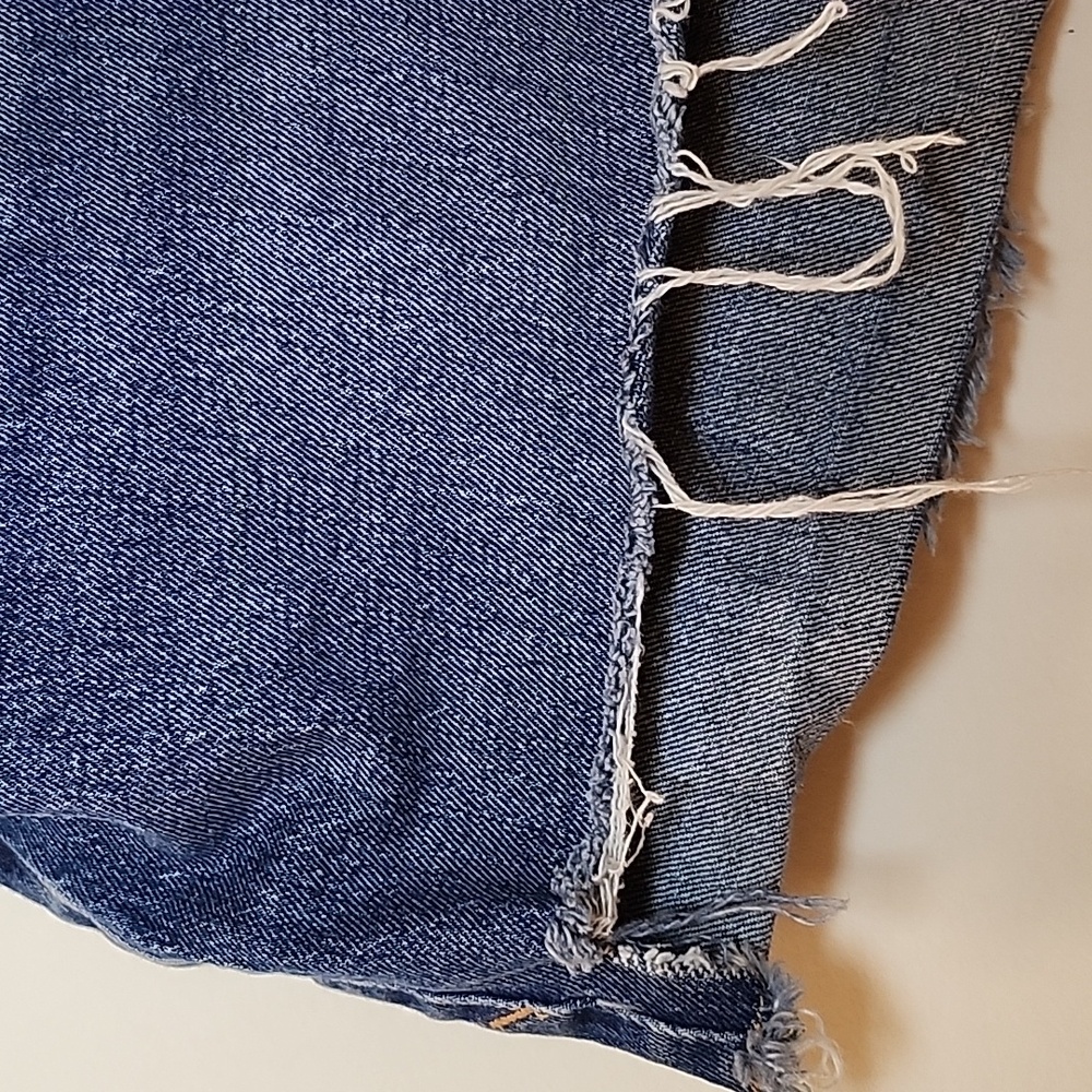 Good American '90s Cutoff Distressed Denim Shorts Blue Size 16 - Picture 9 of 16
